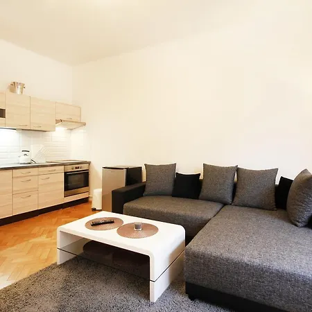 Deluxe Narodni Obrany 13 *