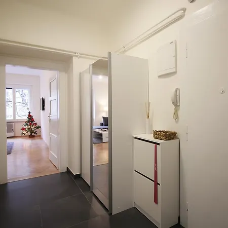 Deluxe Narodni Obrany 13 Prague